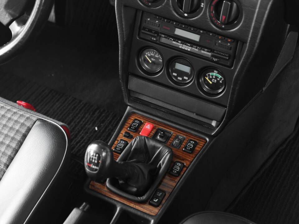 Imagen 43/50 de Mercedes-Benz 190 E 2.5-16 Evolution II (1990)