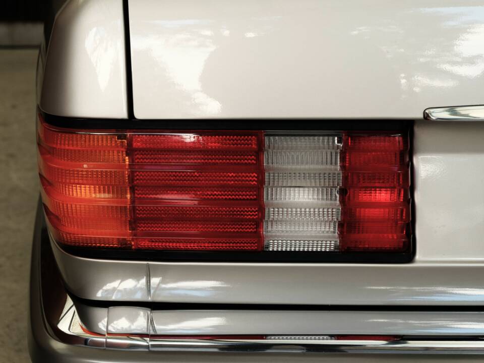 Image 11/64 de Mercedes-Benz 300 SE (1990)