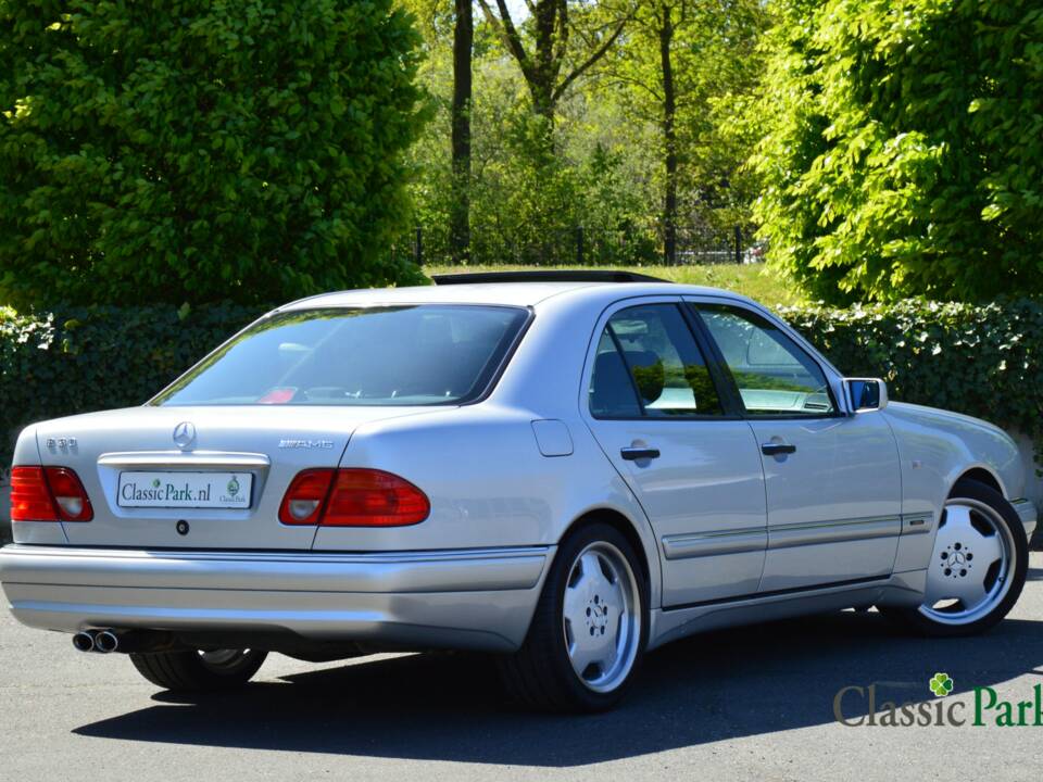 Image 5/50 de Mercedes-Benz E 50 AMG (1996)
