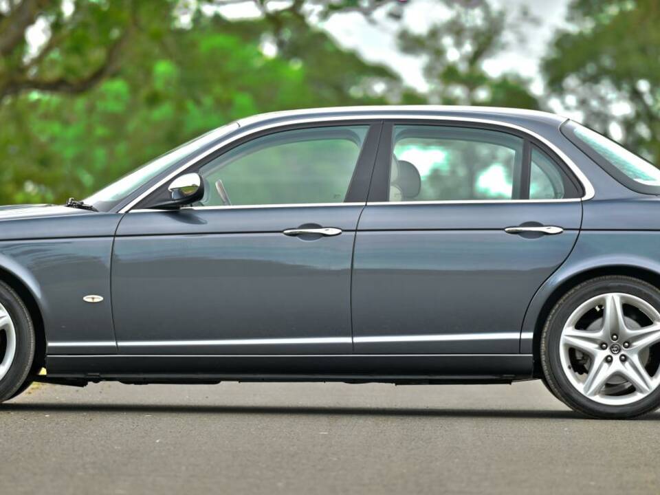 Image 8/50 of Jaguar XJ 8 4.2 (2007)