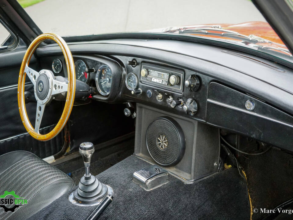 Image 13/46 de MG MGB GT V8 (1975)