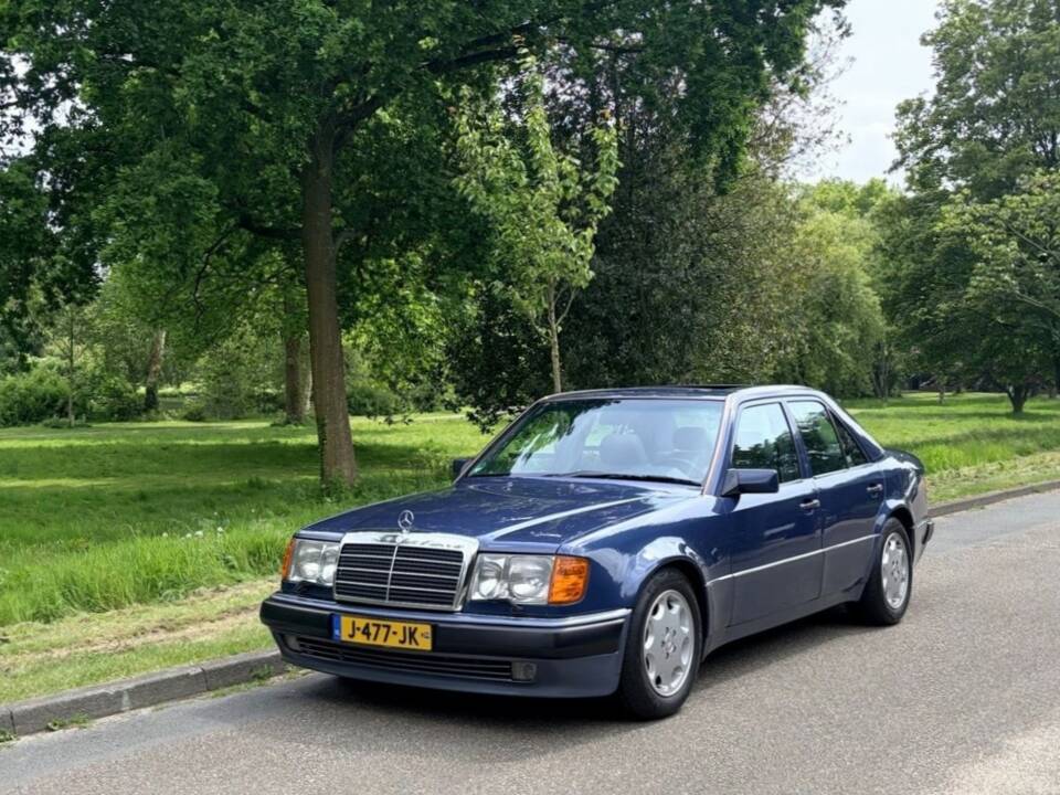 Image 1/25 of Mercedes-Benz 500 E (1993)
