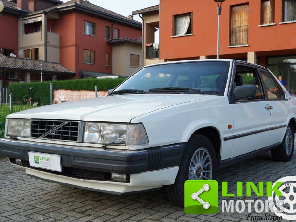 Image 4/10 of Volvo 780 Bertone (1987)