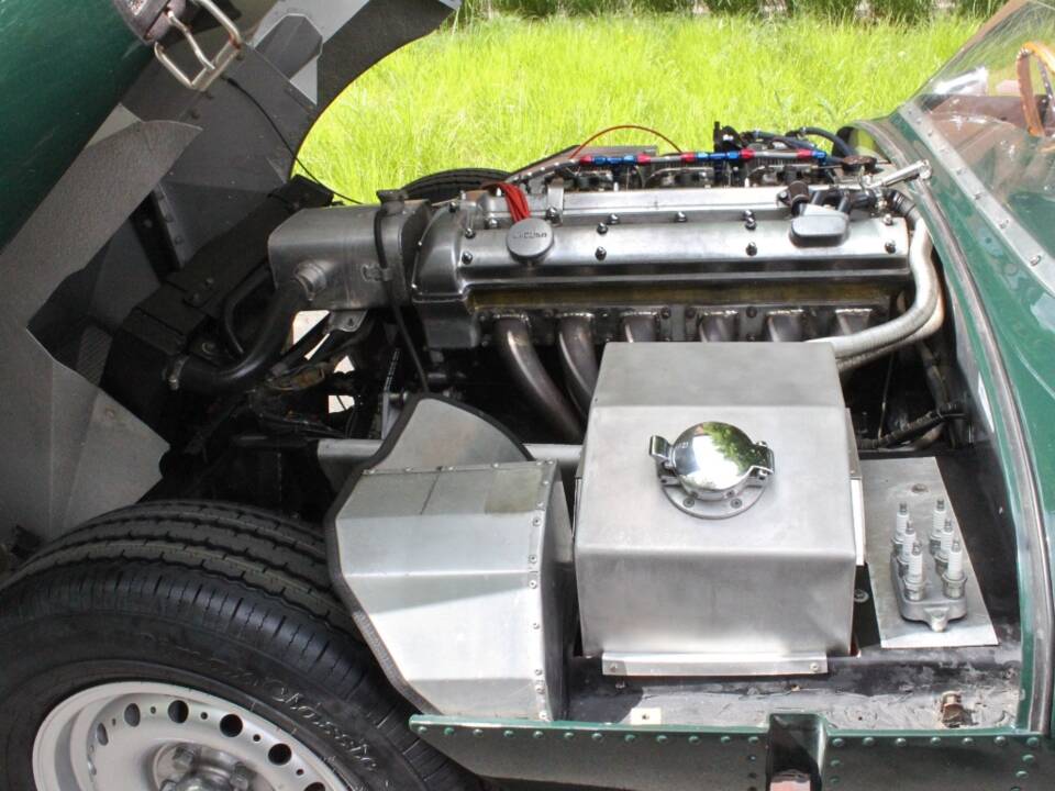 Image 6/16 of Jaguar D-Type (1964)