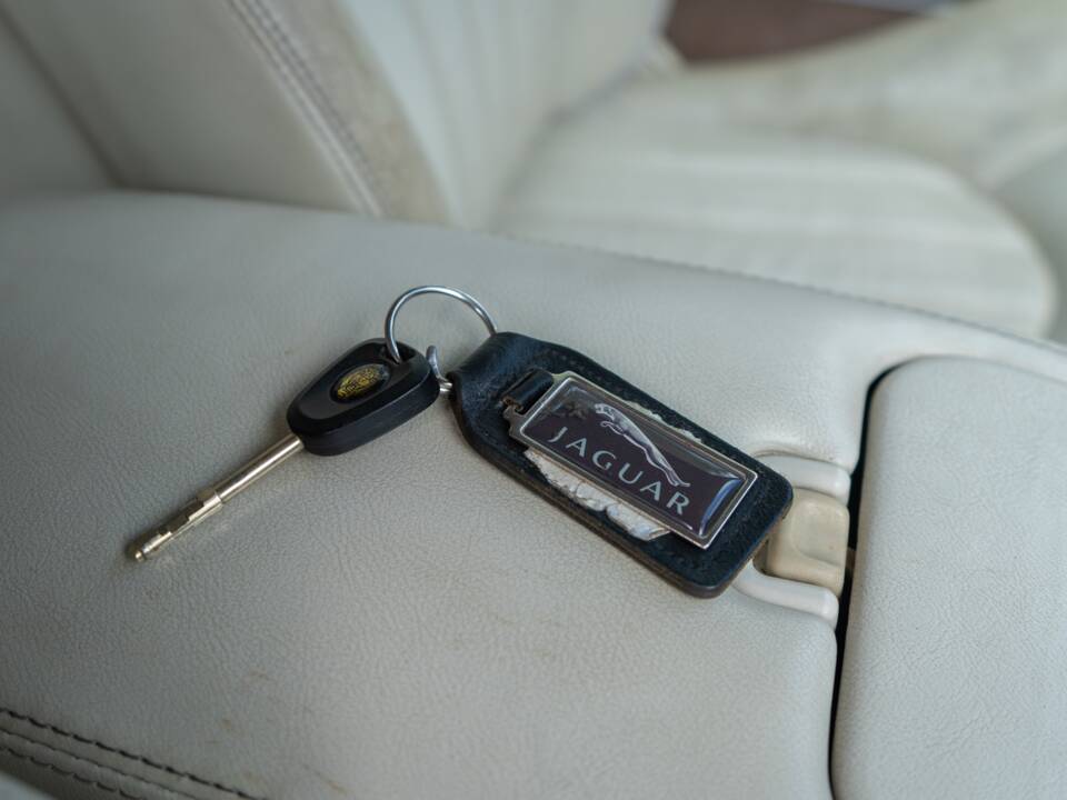 Image 32/50 of Jaguar XKR (2000)