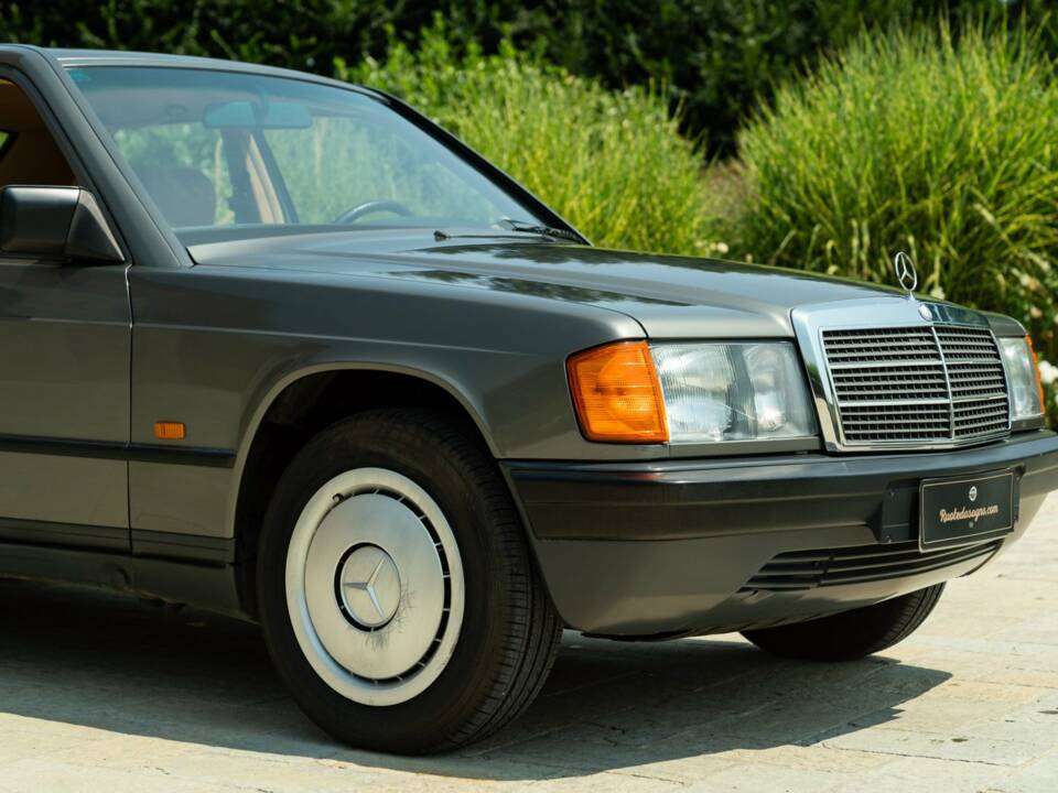 Image 26/50 de Mercedes-Benz 190 E (1987)