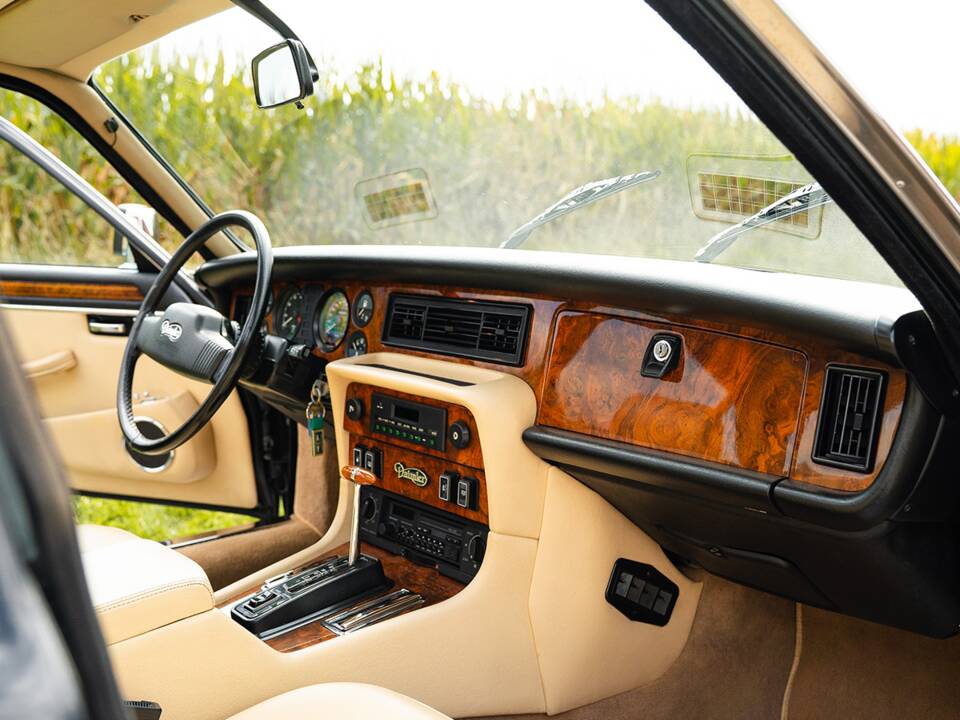 Image 25/37 of Daimler Double Six (1992)