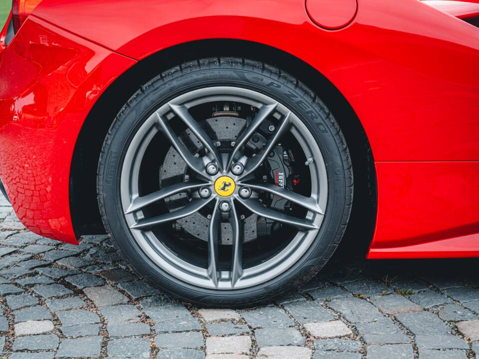 Image 18/56 of Ferrari 488 GTB (2020)