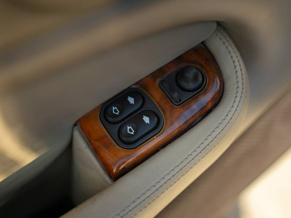 Image 46/50 of Jaguar XK8 4.0 (1998)