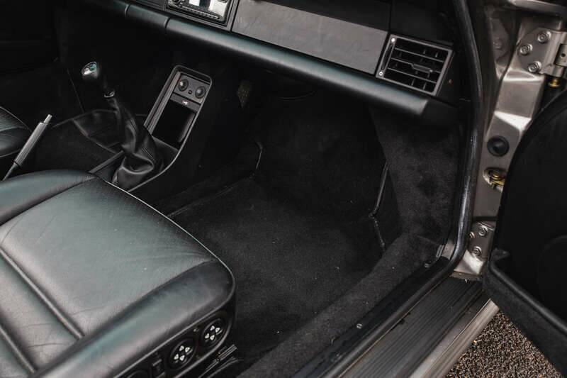 Image 31/50 de Porsche 911 Carrera 3.2 (1989)