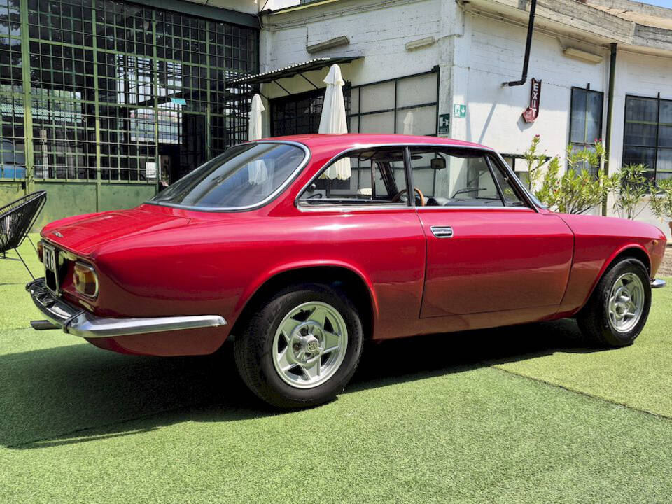 Image 10/50 de Alfa Romeo Giulia GT 1300 Junior (1971)