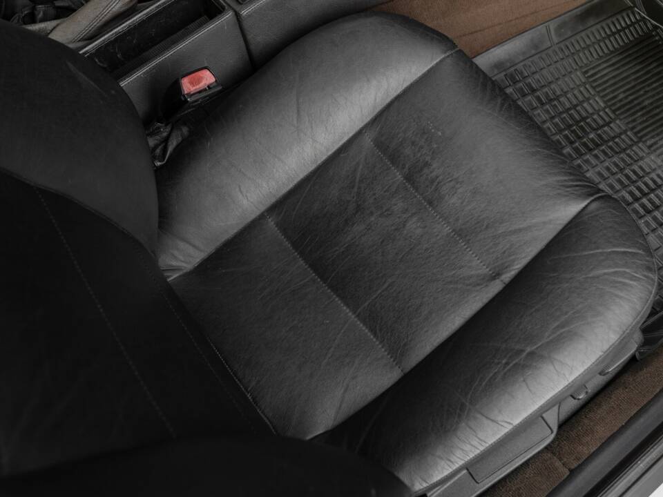 Image 23/36 of BMW 750iL (1989)