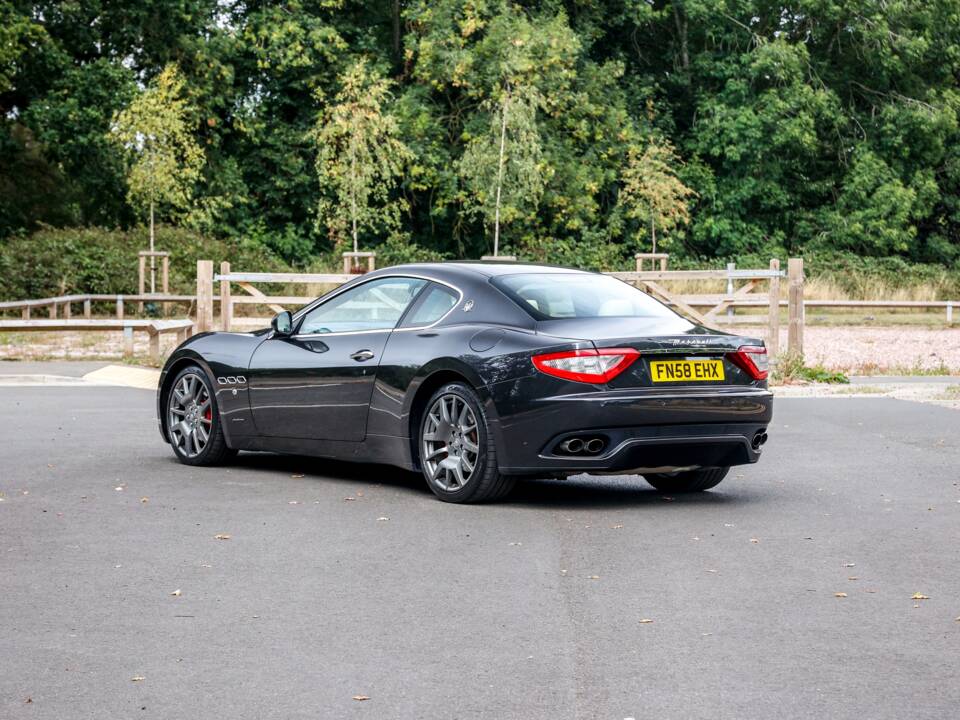 Image 11/43 of Maserati GranTurismo 4.2 (2008)