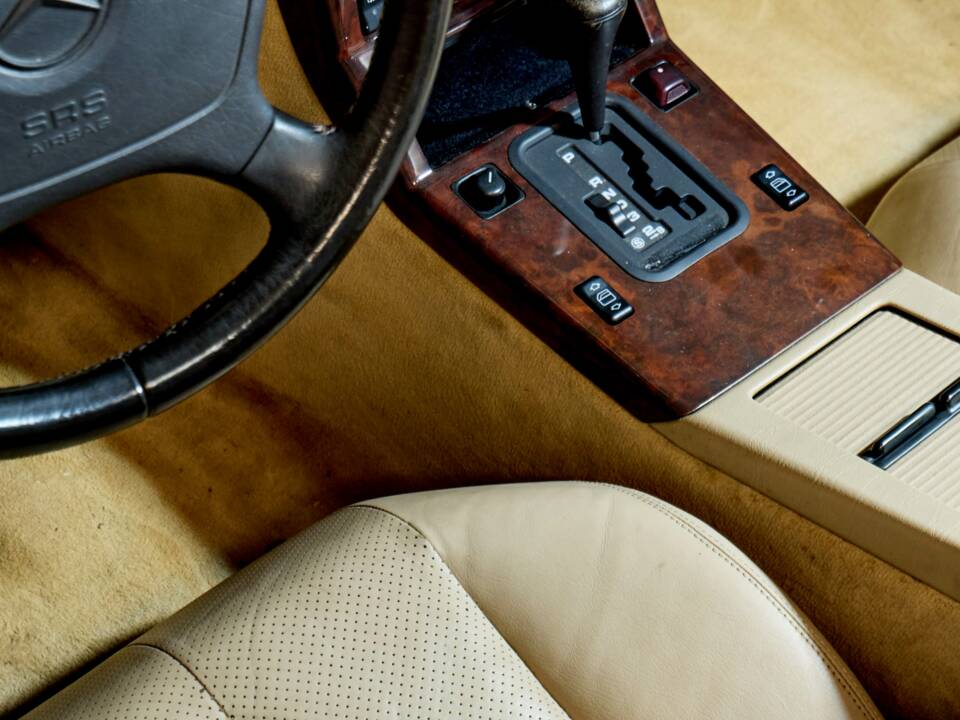 Image 32/43 of Mercedes-Benz 500 SL (1992)