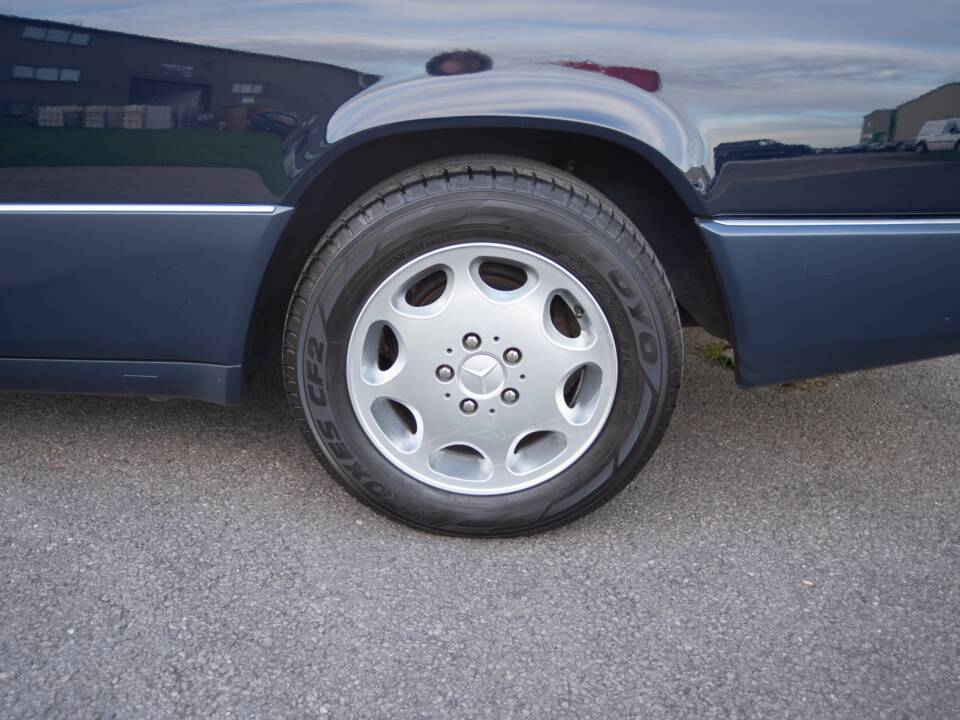 Bild 24/30 von Mercedes-Benz 300 CE (1992)