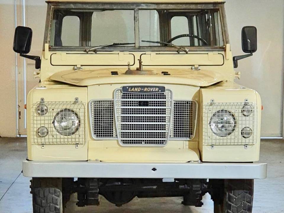 Image 6/30 of Land Rover 109 (1971)