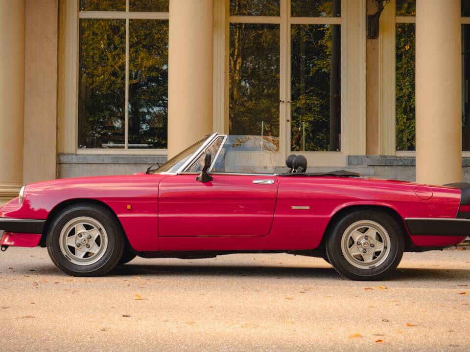 Image 2/32 of Alfa Romeo 1.6 Spider (1989)