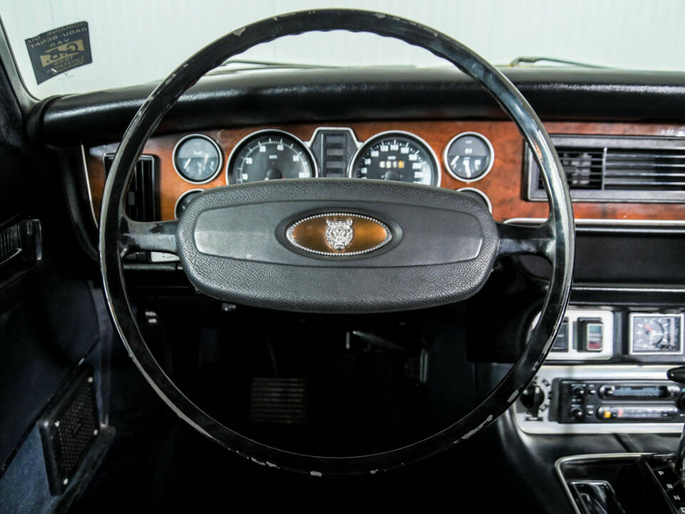 Image 8/50 de Jaguar XJ 12 L (1975)