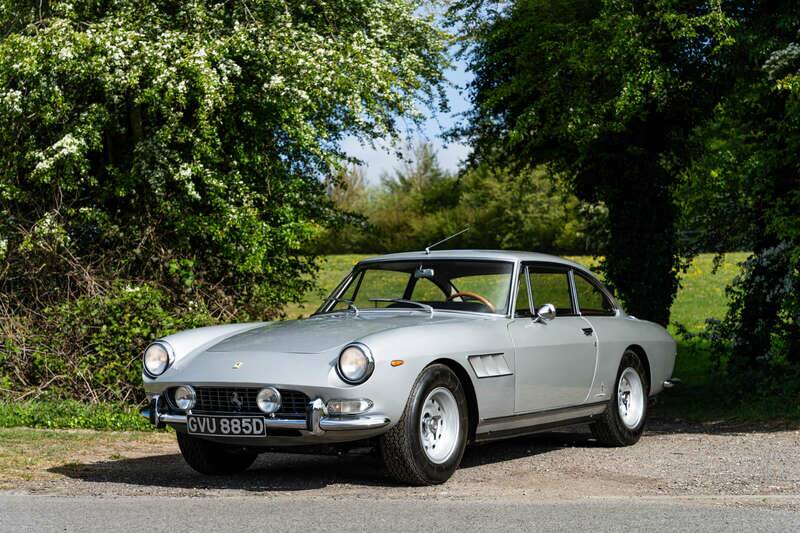 Image 8/49 de Ferrari 330 GT 2+2 (1966)
