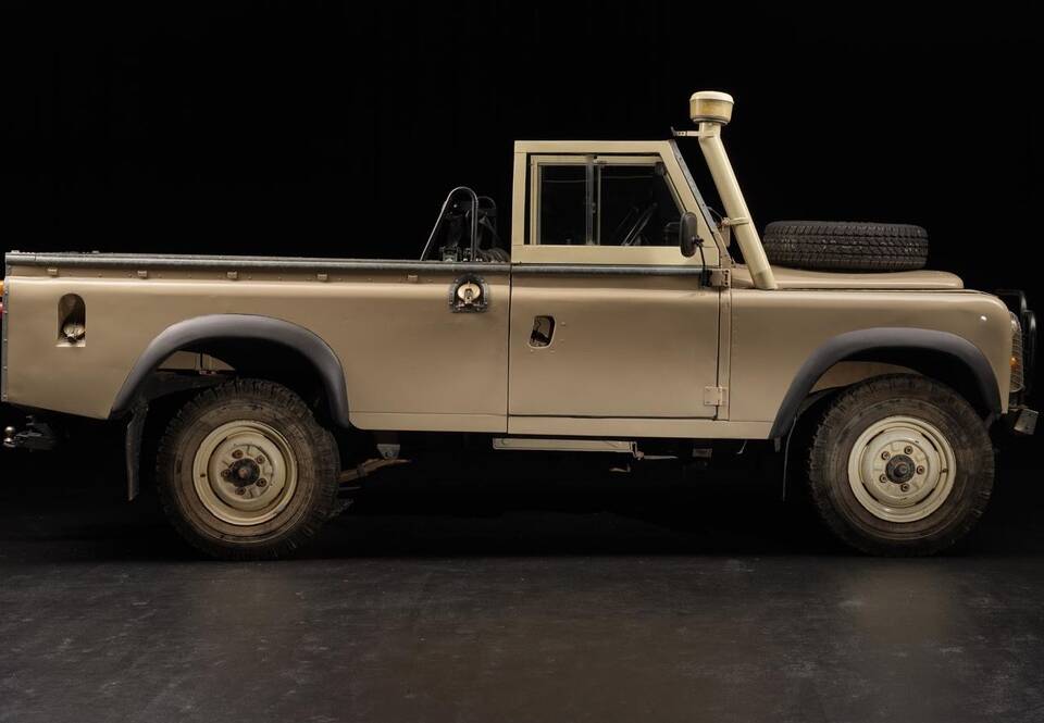 Image 2/30 de Land Rover 109 (1979)
