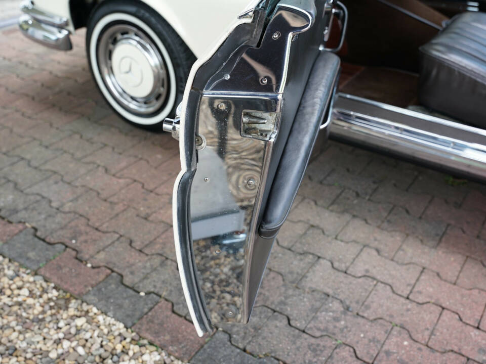 Image 48/50 of Mercedes-Benz 280 SE (1968)