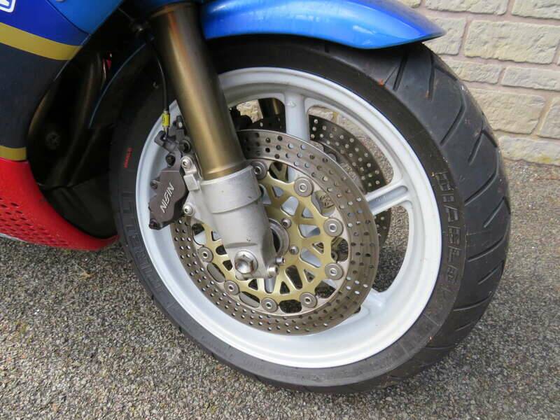 Image 28/41 de Honda CBR 900RR Fireblade (1993)
