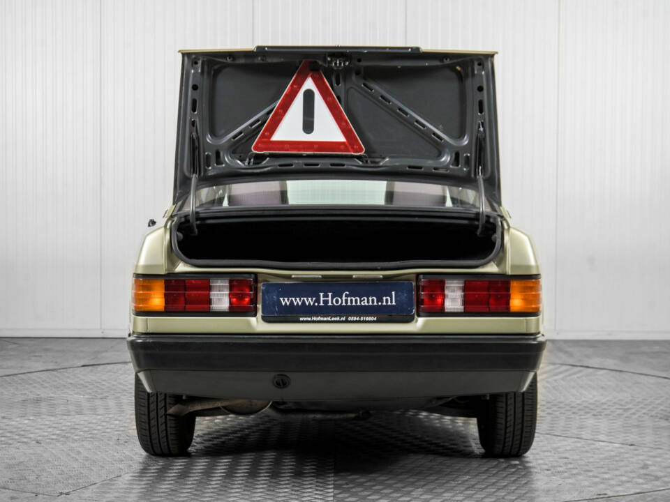 Afbeelding 39/50 van Mercedes-Benz 190 E (1986)