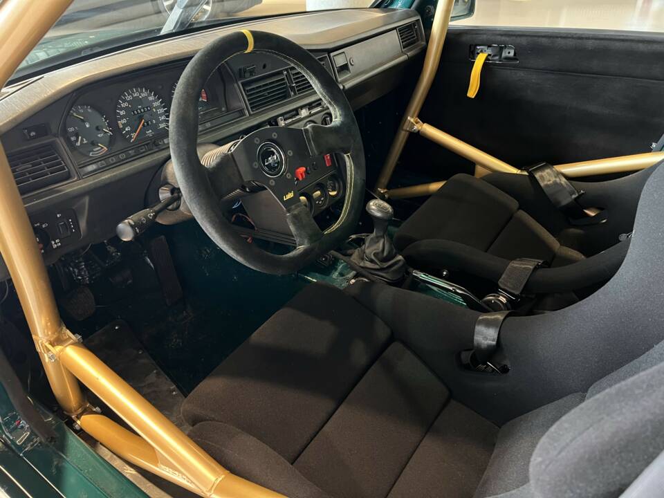 Image 17/27 of Mercedes-Benz 190 E 2.5-16 (1989)