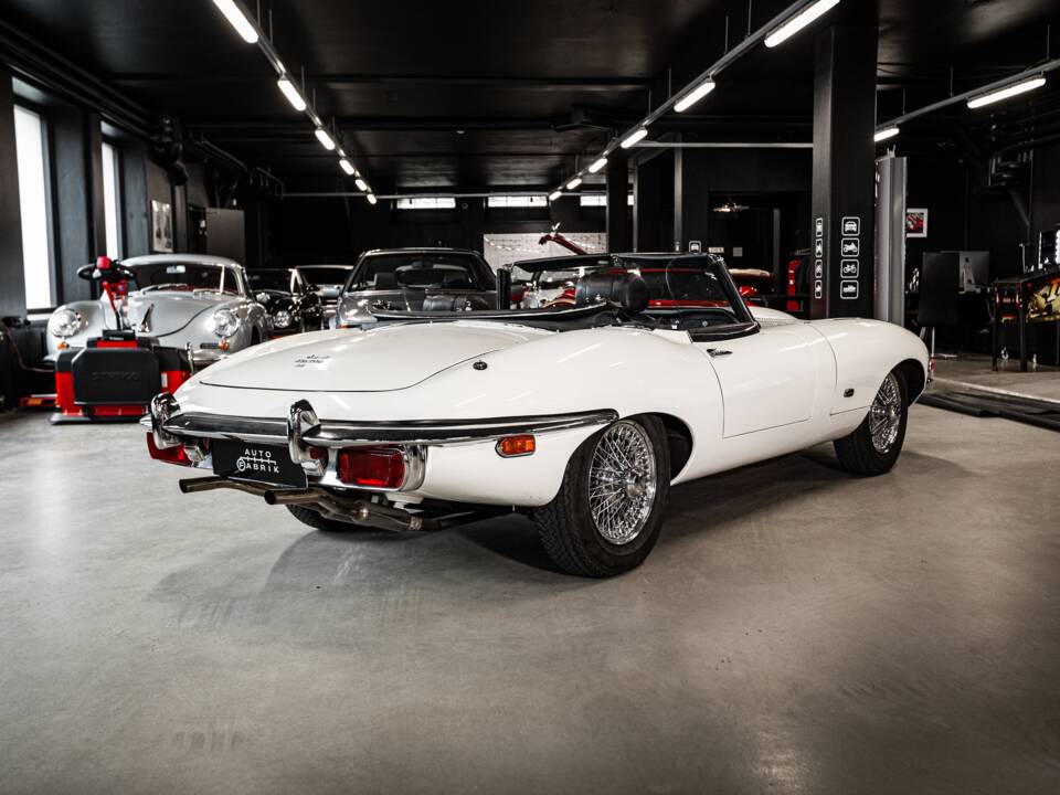Image 6/53 de Jaguar E-Type (1970)