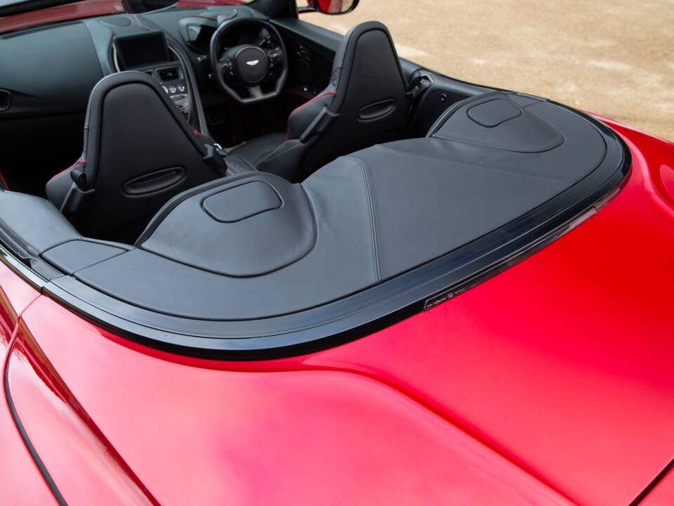 Immagine 75/84 di Aston Martin DBS 770 Ultimate Volante (2023)