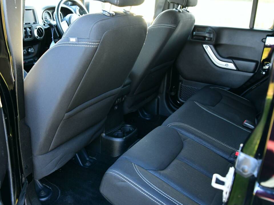 Image 24/50 de Jeep Wrangler Sahara 4.0L (2014)