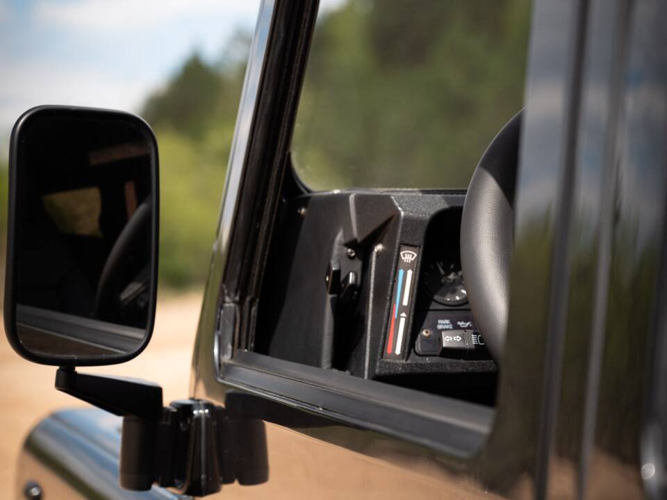 Image 23/41 of Land Rover Defender 110 (1992)