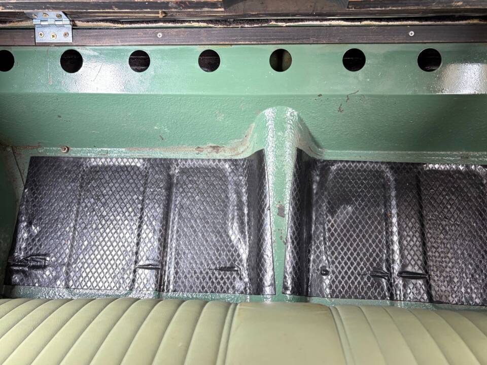 Image 21/24 of Morris Minor 1000 Traveller (1968)