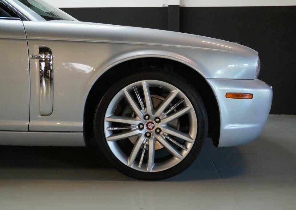 Image 13/50 of Jaguar XJ 8 4.2 (2007)