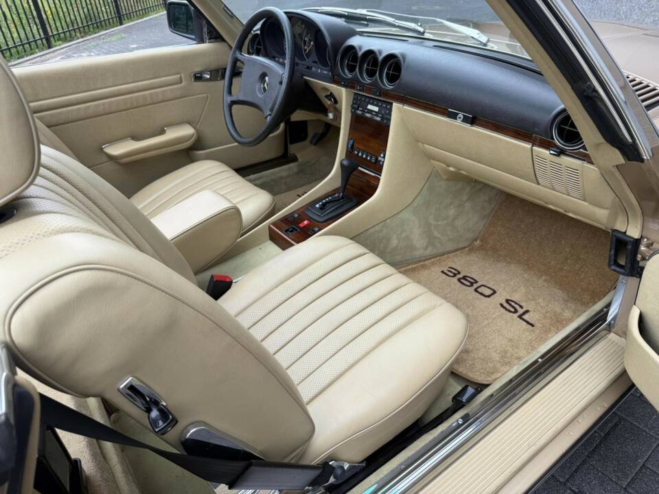 Obraz 32/50 pojazdu Mercedes-Benz 380 SL (1983)