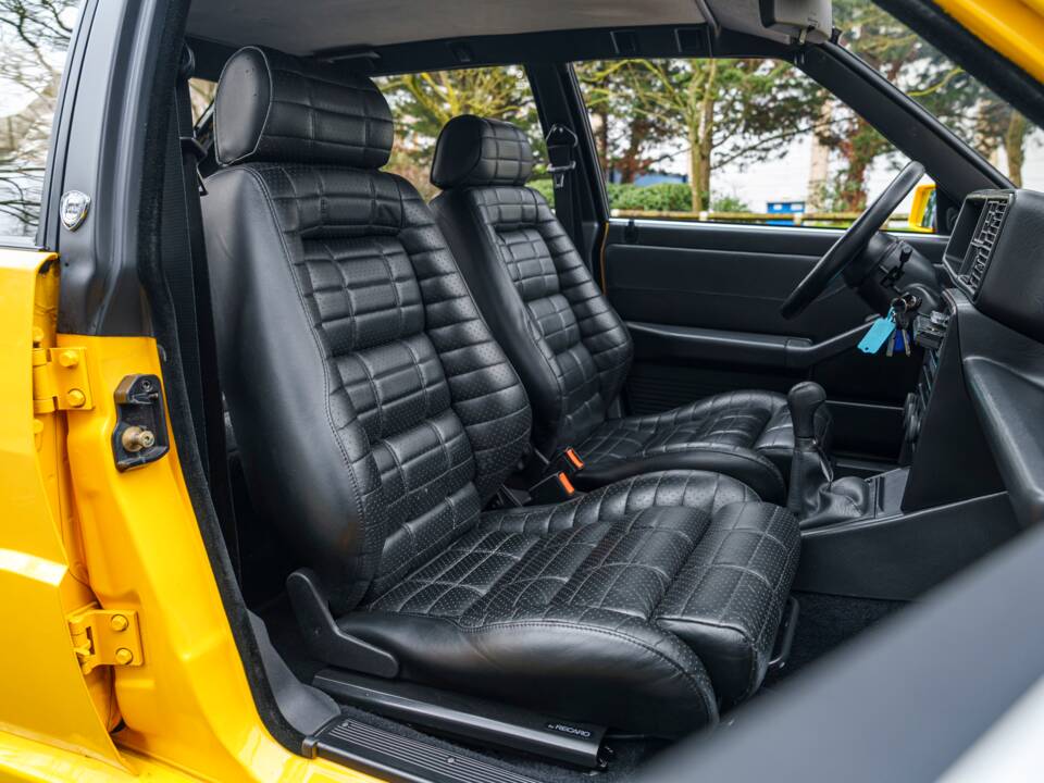 Image 24/27 of Lancia Delta HF Integrale Evoluzione I (1992)