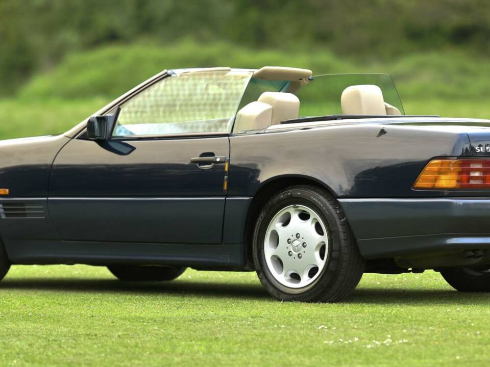Image 11/50 of Mercedes-Benz SL 500 (1995)