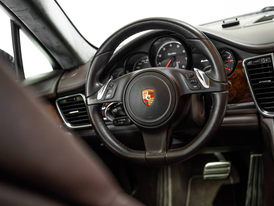 Image 13/31 of Porsche Panamera Turbo (2010)