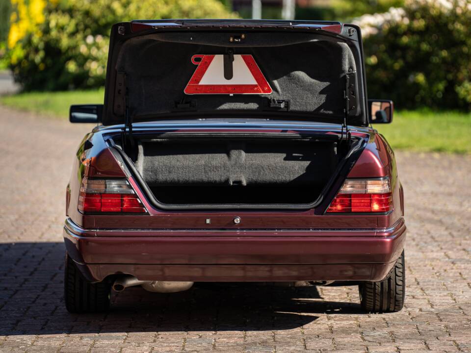 Bild 23/42 von Mercedes-Benz E 200 (1997)