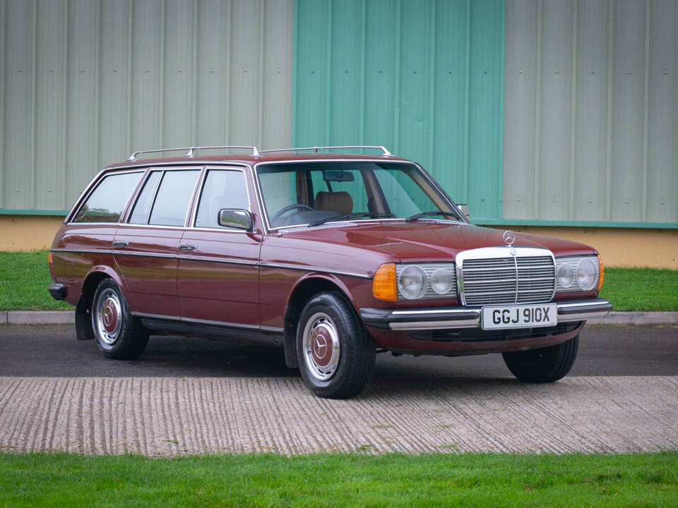 Image 8/32 de Mercedes-Benz 200 T (1982)