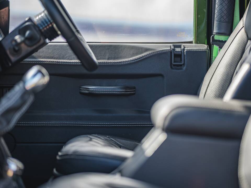 Immagine 35/50 di Land Rover Defender 110 (2005)