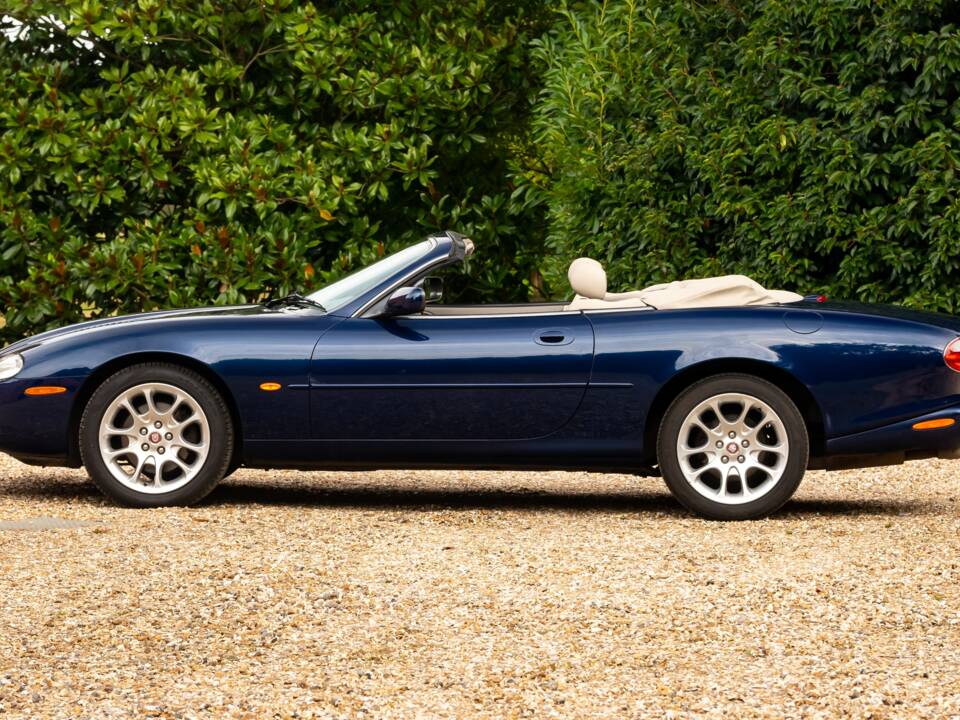 Image 2/41 of Jaguar XKR (2001)