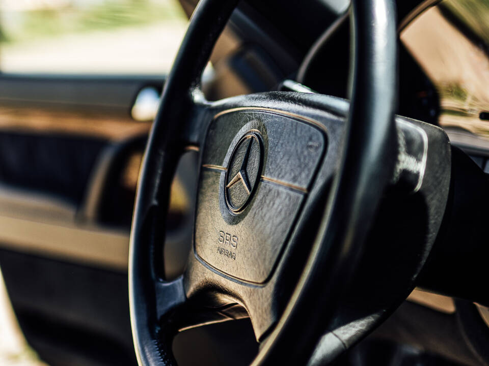 Image 14/57 de Mercedes-Benz 500 SE (1992)