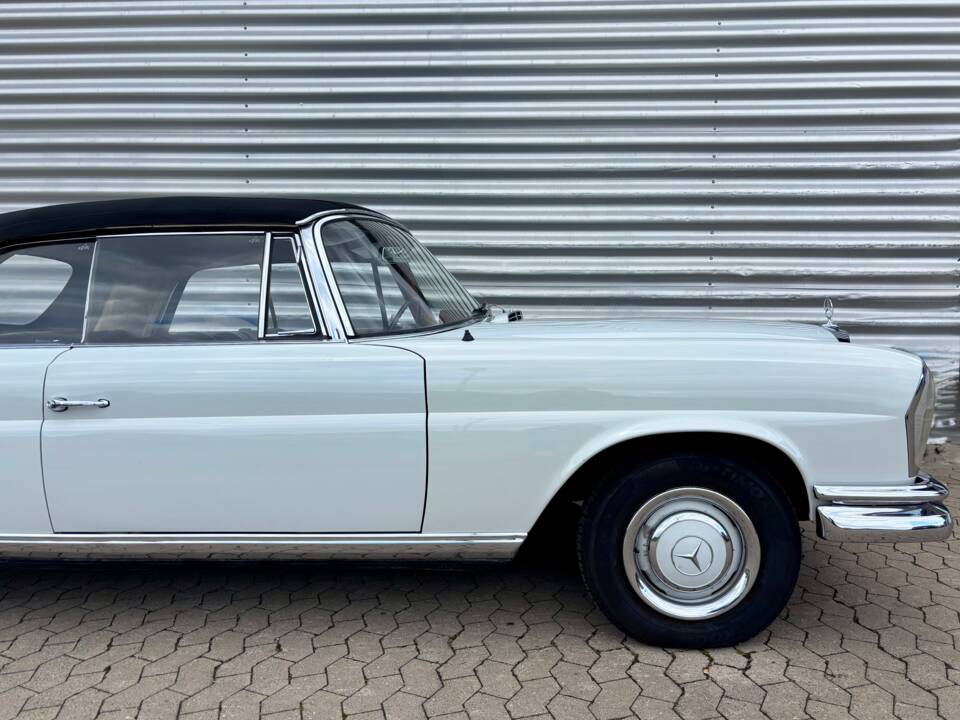 Image 31/33 of Mercedes-Benz 250 SE (1966)