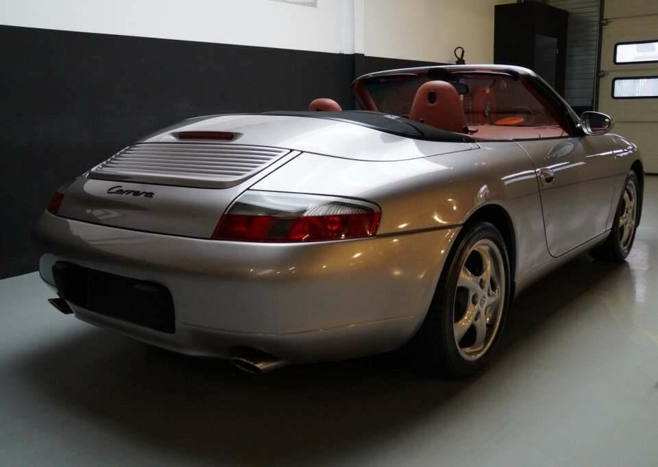 Immagine 37/50 di Porsche 911 Carrera 4 (2001)