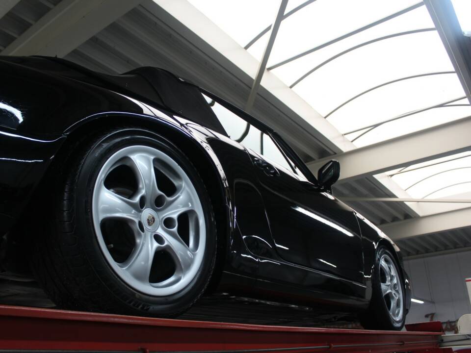 Obraz 11/50 pojazdu Porsche 911 Carrera 2 (1991)