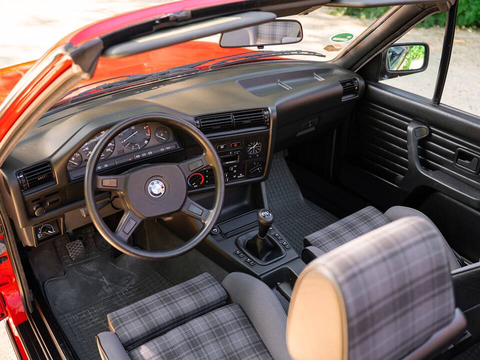 Immagine 20/33 di BMW 318i (1991)
