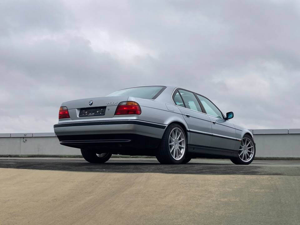 Image 6/9 of BMW 750i (1997)