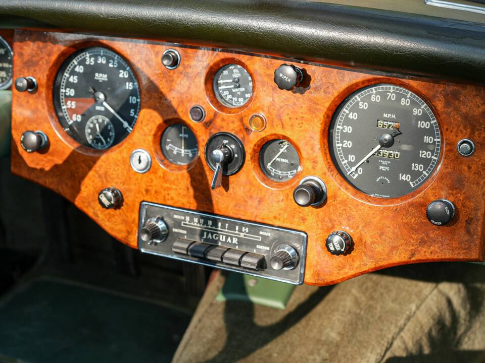 Image 19/50 of Jaguar XK 120 DHC (1953)
