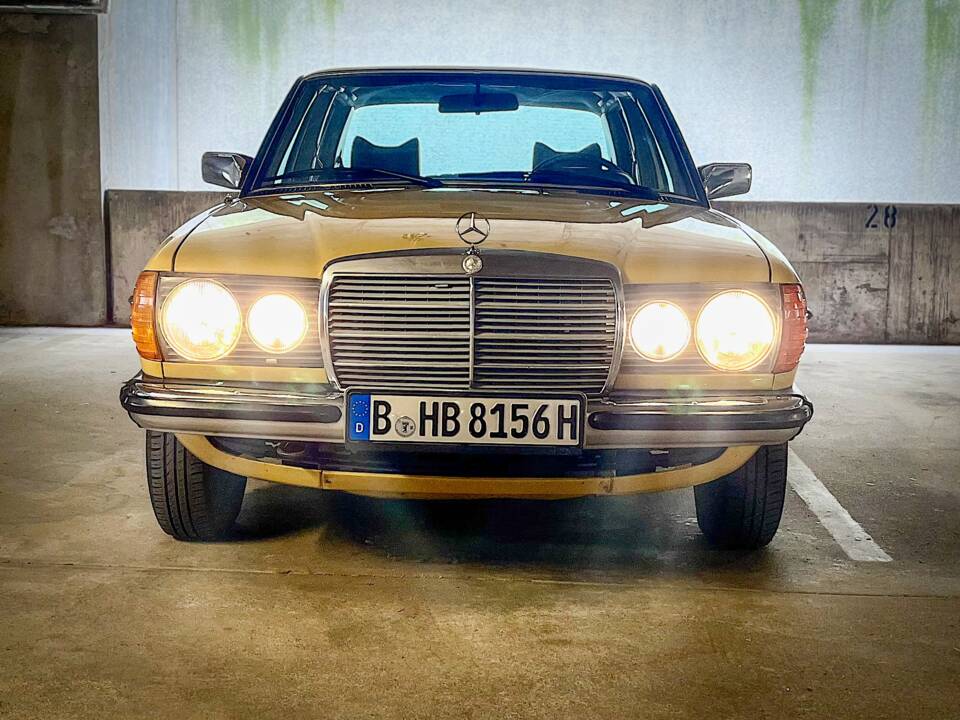 Image 8/139 of Mercedes-Benz 240 D (1978)